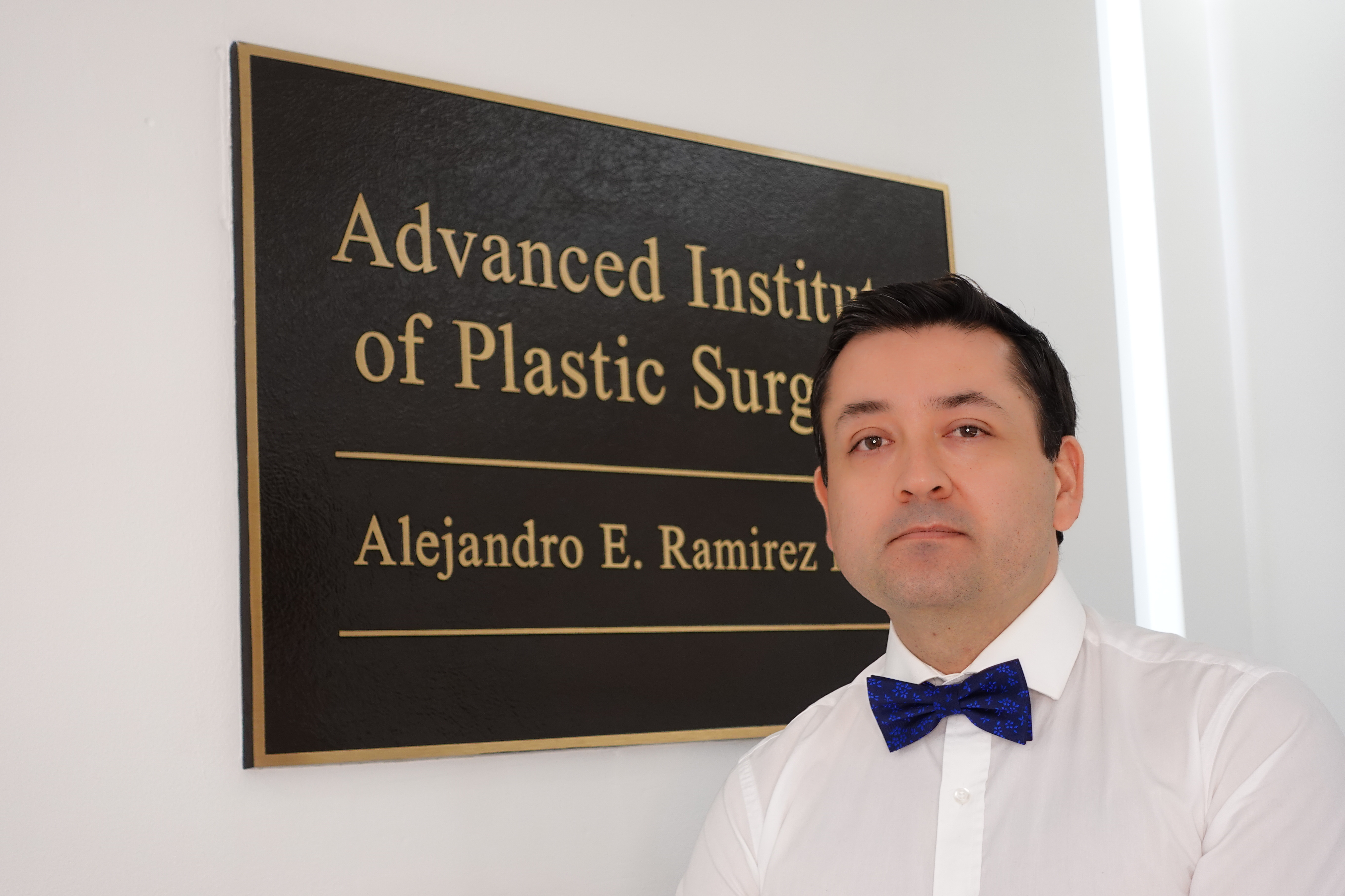 Retrato de cuerpo entero del Dr. Alejandro Ramírez